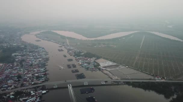 Vista aerea Sungai Kurau villaggio di pescatori e dintorni con risaia — Video Stock