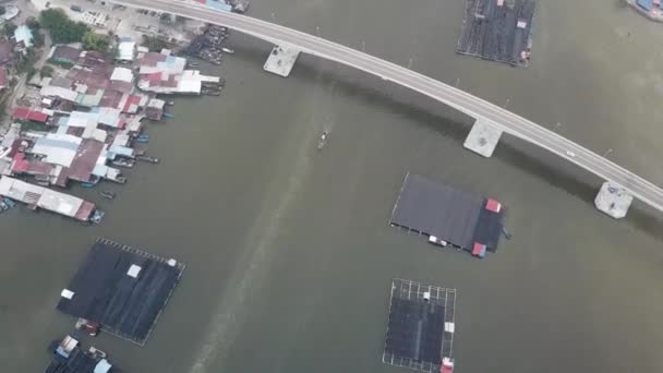 Widok z lotu ptaka łódź w pobliżu mostu Kurau — Wideo stockowe