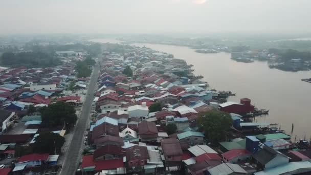 Вид с воздуха Рыбацкая деревня Куала Курау рядом с Сунгай Курау — стоковое видео