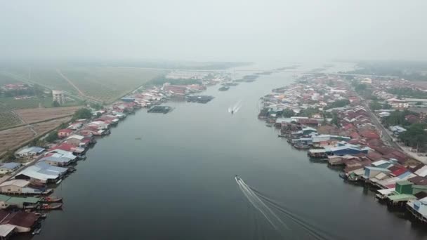 Les remorqueurs se déplacent dans une direction différente à Sungai Kurau près de Kuala Kurau — Video