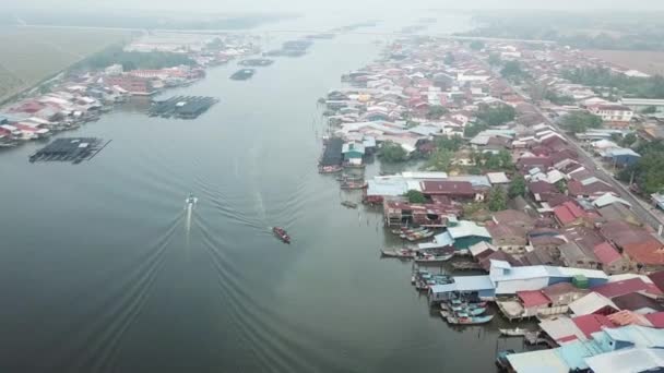 Vissersdorp aan weerszijden van Sungai Kurau in Kuala Kurau — Stockvideo