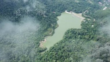 Yeşil ormanlarla çevrili Ayer İtam barajının yörüngesindeki hava..