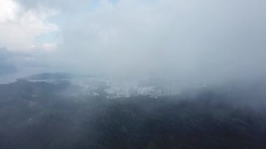 Sisli gökyüzü kasabayı ortaya çıkardı.