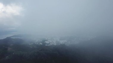 Hava manzaralı Sungai Ara kasabası sisli gökyüzünden