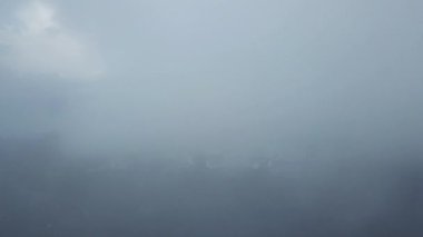 Gökyüzü açık beyaz sisli bulutlar yeşil tarlalar üzerinde
