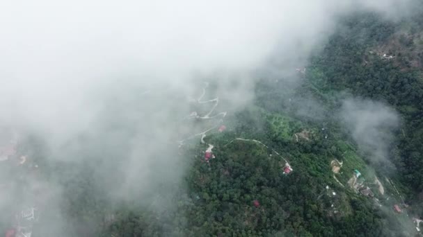 Vue aérienne sur une plantation brumeuse à Ayer Itam — Video