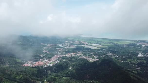 Panning over Balik Pulau stad mistige hemel — Stockvideo