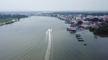 Hava manzaralı bir tekne balıkçı köyüne geri döner.
