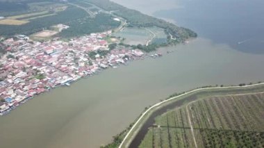 Balıkçı köyü nehir ağzının yanında.