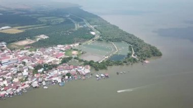 Hava manzaralı balıkçı teknesi Sungai Udang iskelesine geri döndü.