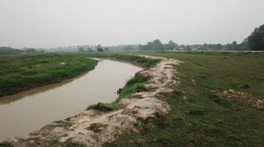 Nehir kıyısının yakınındaki çöpler.