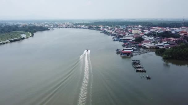 Pandangan udara terhadap kapal kembali ke desa nelayan — Stok Video