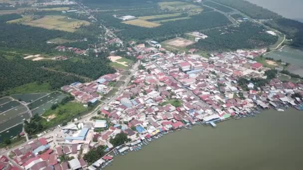 Vista aérea pueblo de pescadores en Sungai Udang — Vídeo de stock
