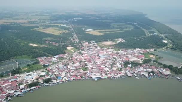 Pemandangan udara desa nelayan Sungai Udang — Stok Video