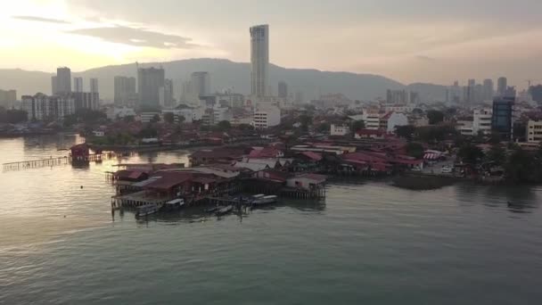 Luftflug über chinesischem Siedlungsclan Steg kippt Holzhaus in Meeresnähe — Stockvideo