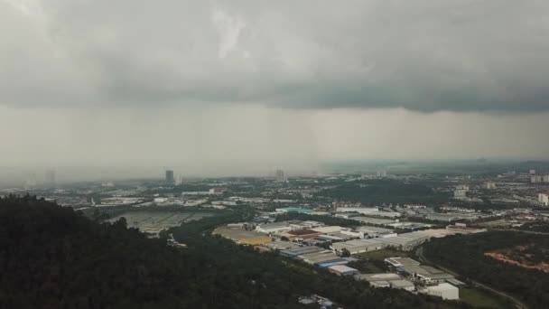 Deštivý den v průmyslovém parku Seberang Perai. — Stock video
