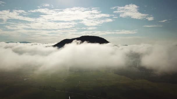 Luchtfoto witte wolk verplaatsen op berg bij Bukit Cherok Tokkun — Stockvideo