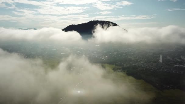 Luchtverplaatsing over witte wolk boven rijstveld Penang — Stockvideo