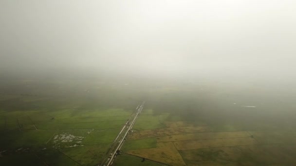 Letecký pohyb přes mlhavou mlhu — Stock video