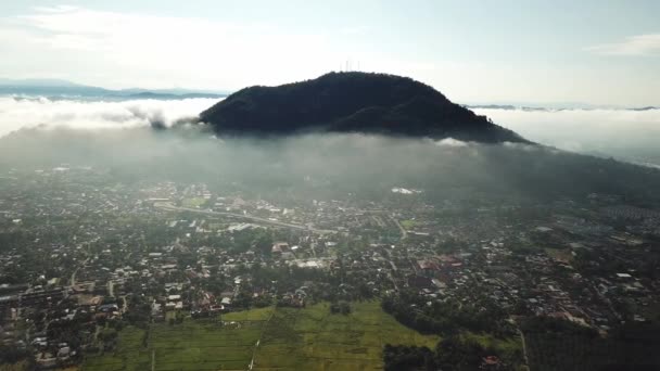 Aerea panning Berapit Town sopra la nebbia sottile in Malesia — Video Stock