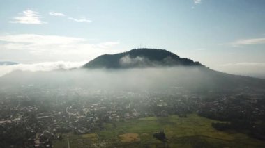 Malezya 'daki Bukit Mertajam köyünde hava manzaralı beyaz sis bulutu