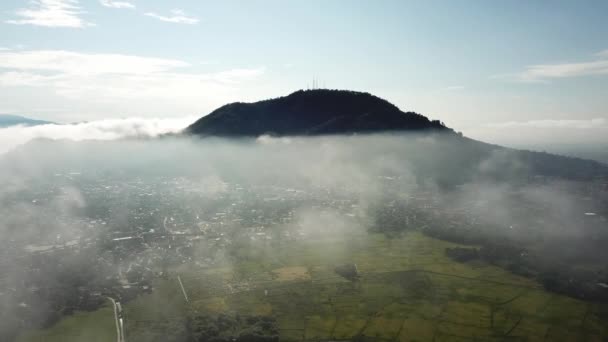 Luchtfoto vliegen over dunne wolk naar de Bukit Mertajam Cherok Tokkun heuvel — Stockvideo