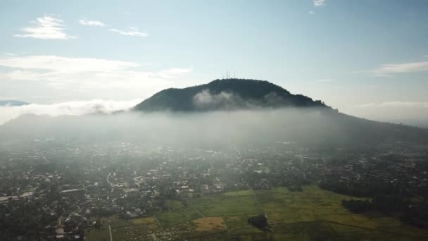 Vista aérea nube de niebla blanca sobre el pueblo de Bukit Mertajam en Malasia — Vídeos de Stock