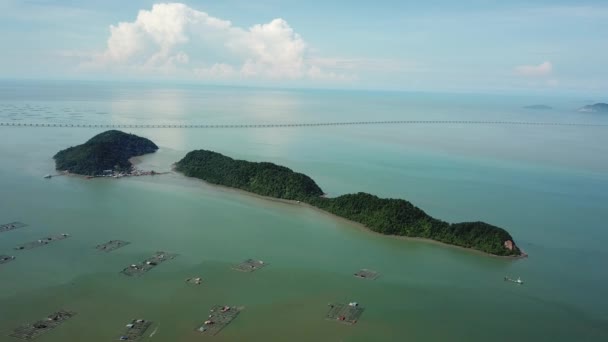 Letecký pohled rybí farmu poblíž Pulau Aman a Pulau Gedung s Penang druhý most — Stock video