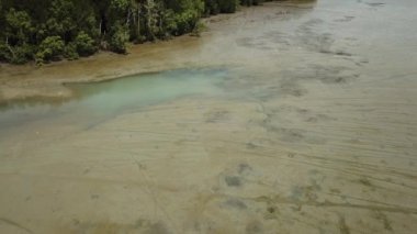 Dalgalar çekildiğinde sahili havalandır.