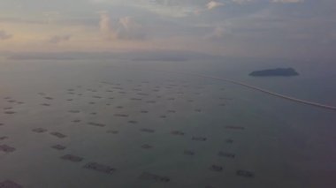 Penang İkinci Köprü ve Pulau Aman yakınlarındaki balık çiftliğinin üzerinden uçuyorlar..