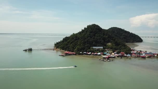 Widok z powietrza łódź rybacka poruszać się w kierunku wioski rybackiej Pulau Aman — Wideo stockowe
