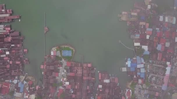 White fog move over the chinese sea settlement clan jetty and Penan — Stock Video