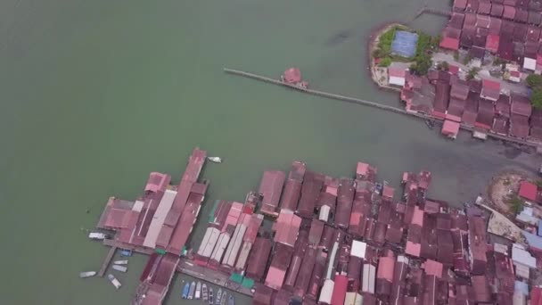 Pemandangan udara di atas kuil merah di Tan Jetty — Stok Video