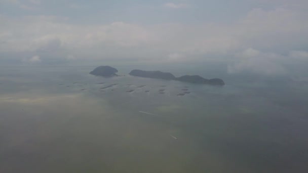 Luftaufnahme über Wolken Boote bewegen sich in der Nähe von Fischfarm — Stockvideo