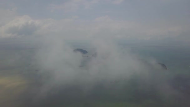 白い雲の上を飛んで島へ — ストック動画