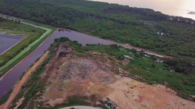 Havadan bakıldığında beyaz balıkçıl kuşları çöp sahasının yakınında uçar.