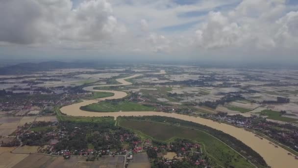 Luchtzichtcurve Sungai Muda met overstroomd rijstveld. — Stockvideo