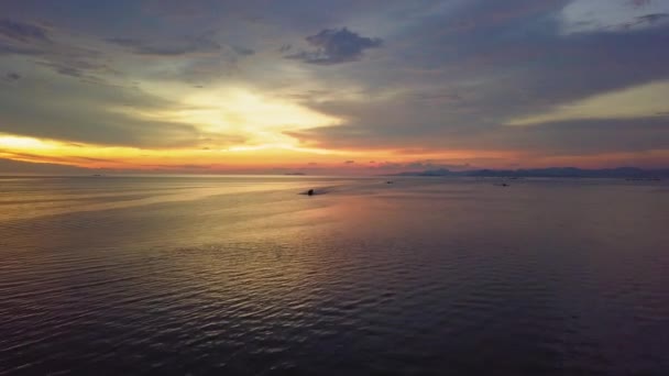 Barcos con vista aérea que regresan del mar — Vídeo de stock