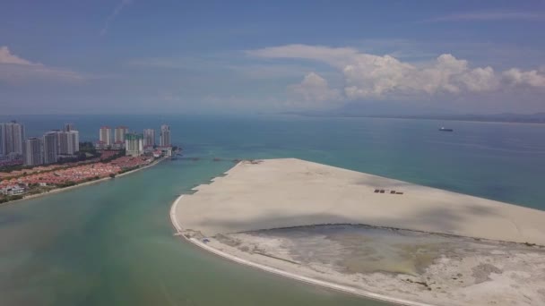 Luchtfoto reclamatie land Gurney Wharf onder de blauwe hemel — Stockvideo