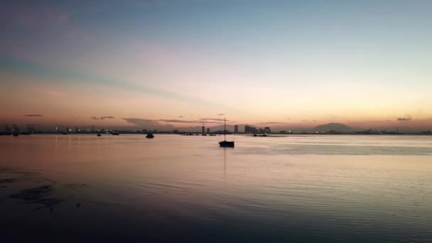 Volar hacia el yate en el mar en la hora del amanecer . — Vídeo de stock