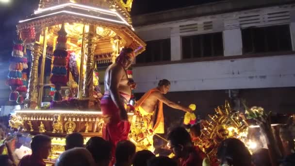 Zlato kočár požehnání v časných ranních hodinách během prvního dne Thaipusam. — Stock video