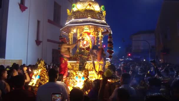 Hindu worshiper offering to the god Murugan. — Stock Video