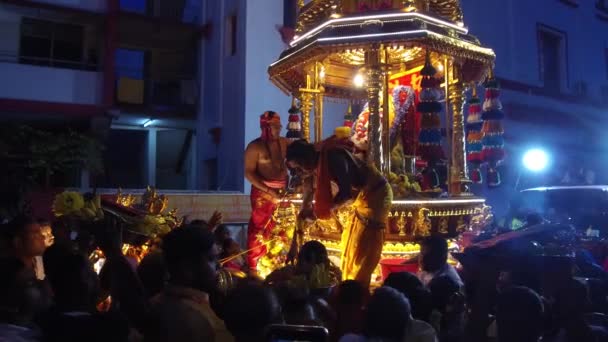 Oddaní hinduisté hledají požehnání. — Stock video