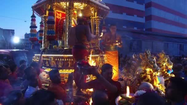 Hinduistische Gebete bitten beim Thaipusam-Fest um Segen. — Stockvideo