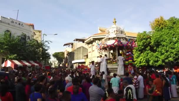 Oamenii caută binecuvântarea Domnului Murugan în timpul festivalului Thaipusam . — Videoclip de stoc