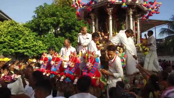 Hindu prayers seek for blessing from Lord Murugan during Thaipusam in sunny day. — Stock Video