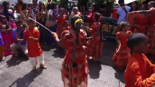 티 푸 삼 이 거리에서 공연 한 인도 스틱 댄스. — 비디오