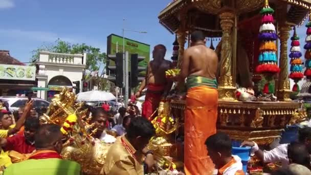 Дети исполняют индийский танец палки во время празднования Тайпусама . — стоковое видео