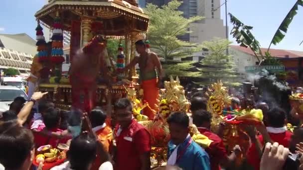 Több ezer bhakta jött a szekérre lándzsával a kezében.. — Stock videók