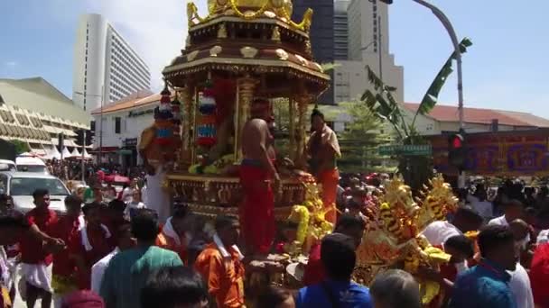 Thaipusam kutlamalarında fanatikler tarafından çekilen altın savaş arabası. — Stok video